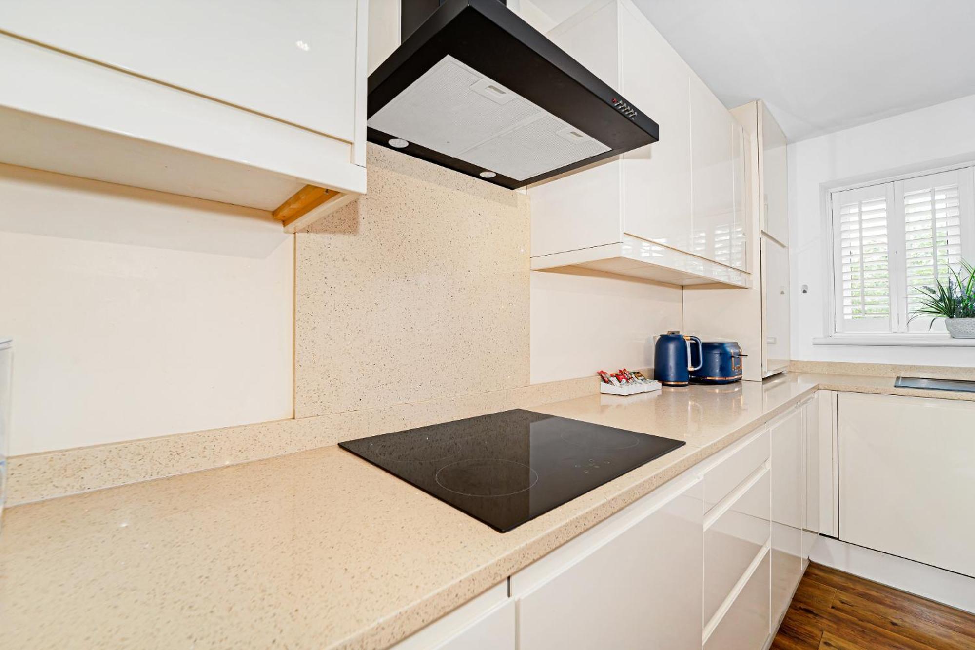 Kempton Park Views -two Double Bedroom Luxury Sunbury-on-Thames
