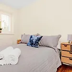 Kempton Park Views -Two Double Bedroom Luxury Apartments