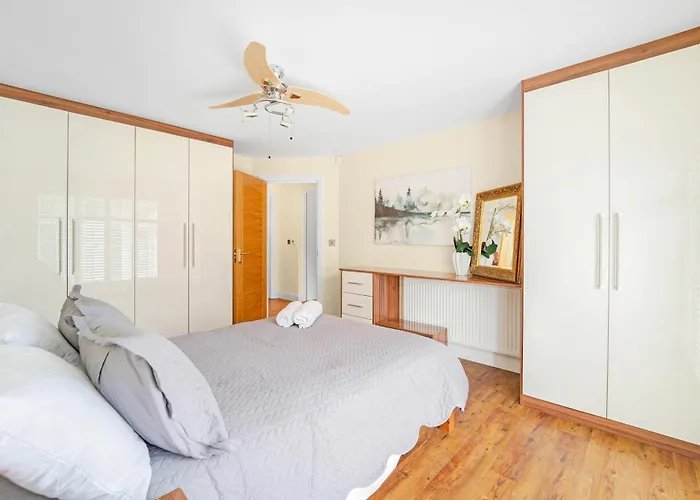 Kempton Park Views -Two Double Bedroom Luxury Apartments