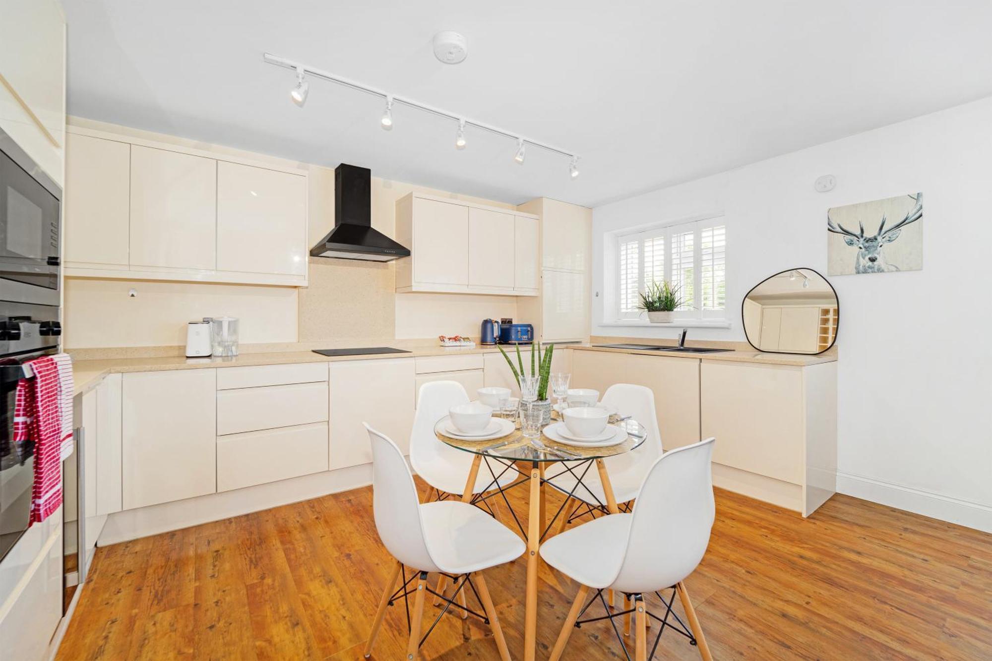 Kempton Park Views -two Double Bedroom Luxury Apartment