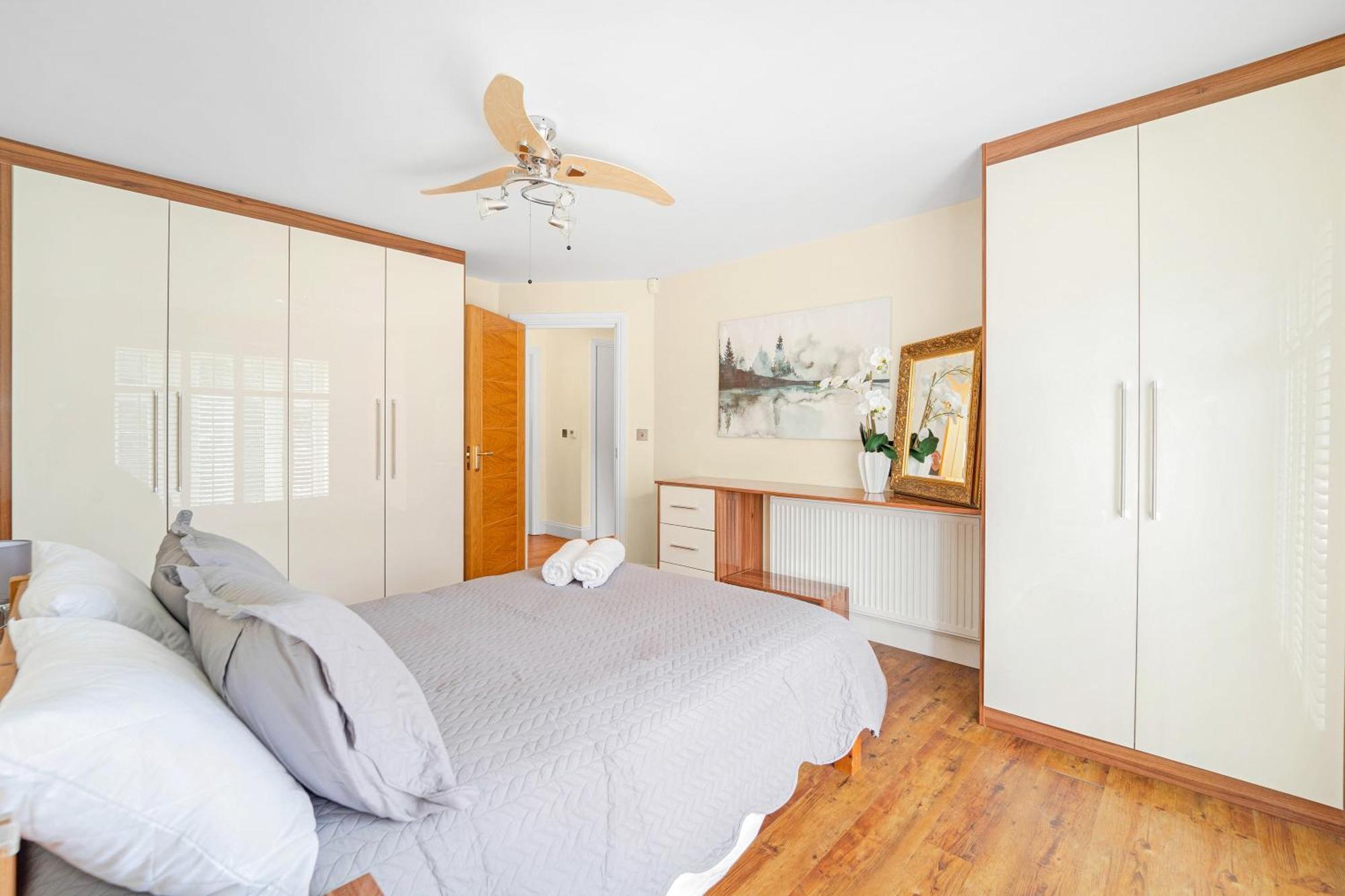 Kempton Park Views -two Double Bedroom Luxury Apartment *