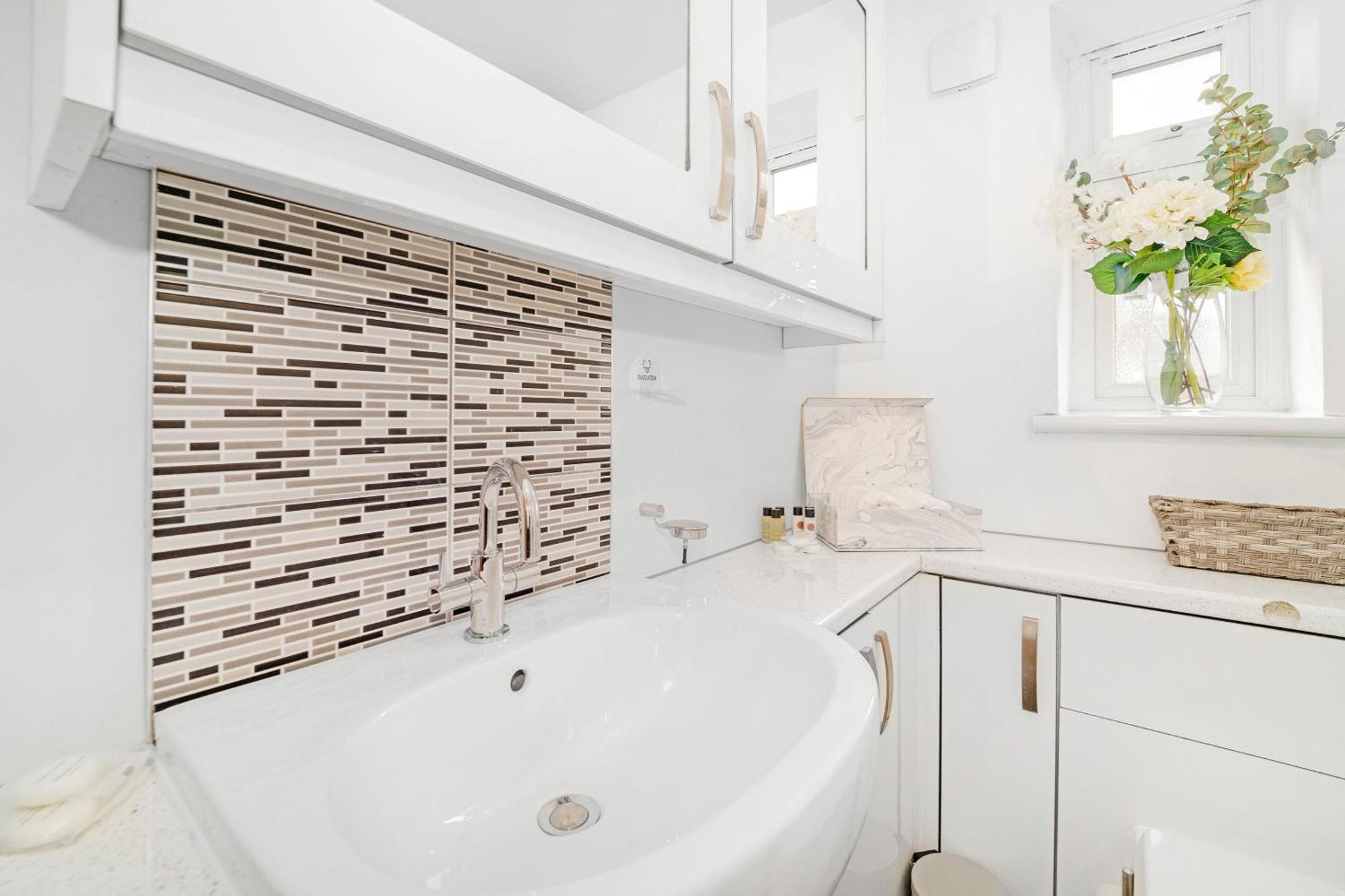 Kempton Park Views -two Double Bedroom Luxury Apartment Sunbury-on-Thames