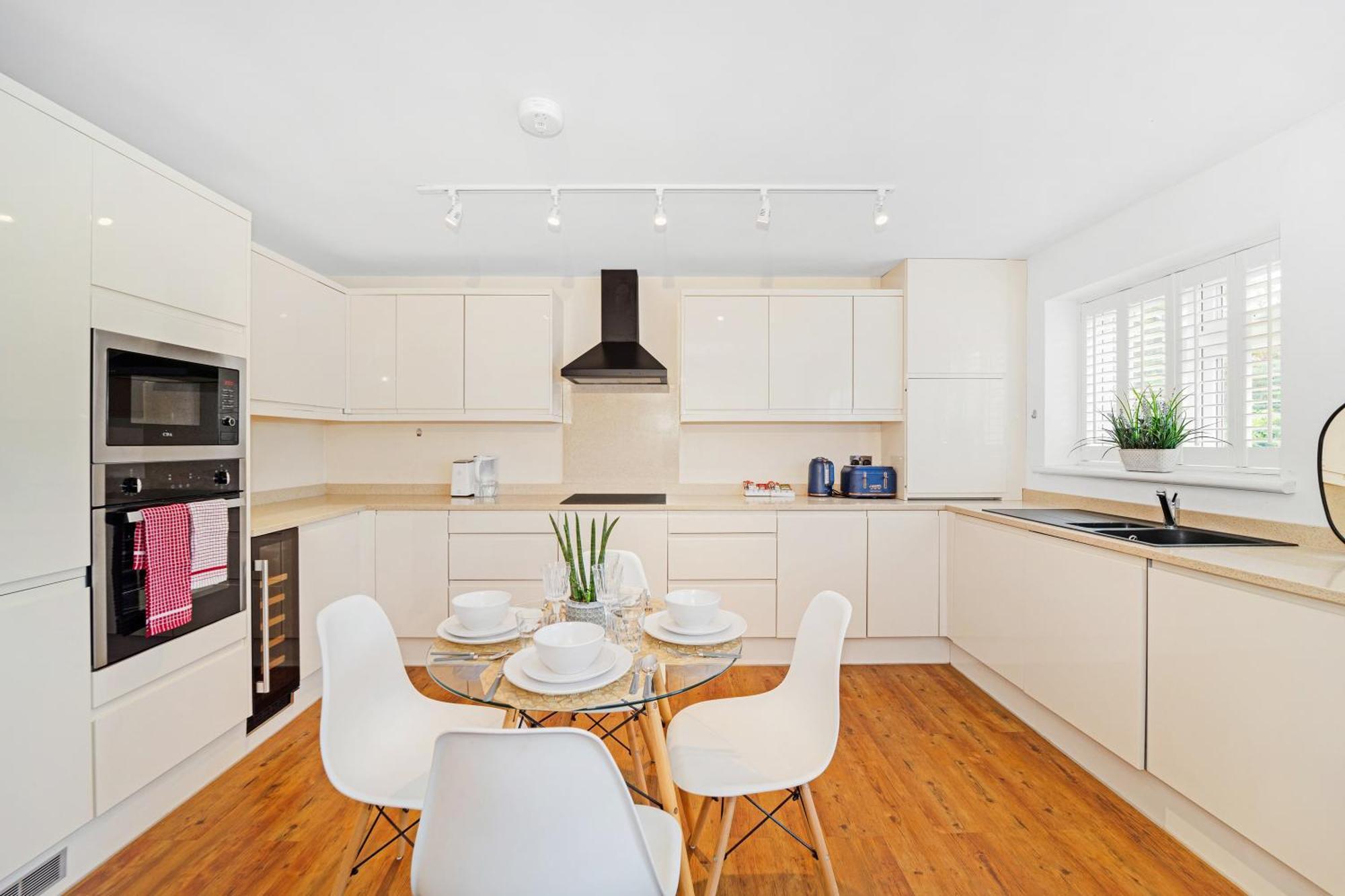 Kempton Park Views -two Double Bedroom Luxury Sunbury-on-Thames