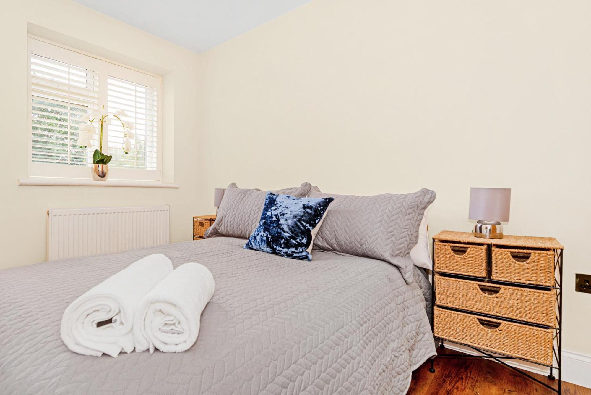 Kempton Park Views -two Double Bedroom Luxury * Sunbury-on-Thames