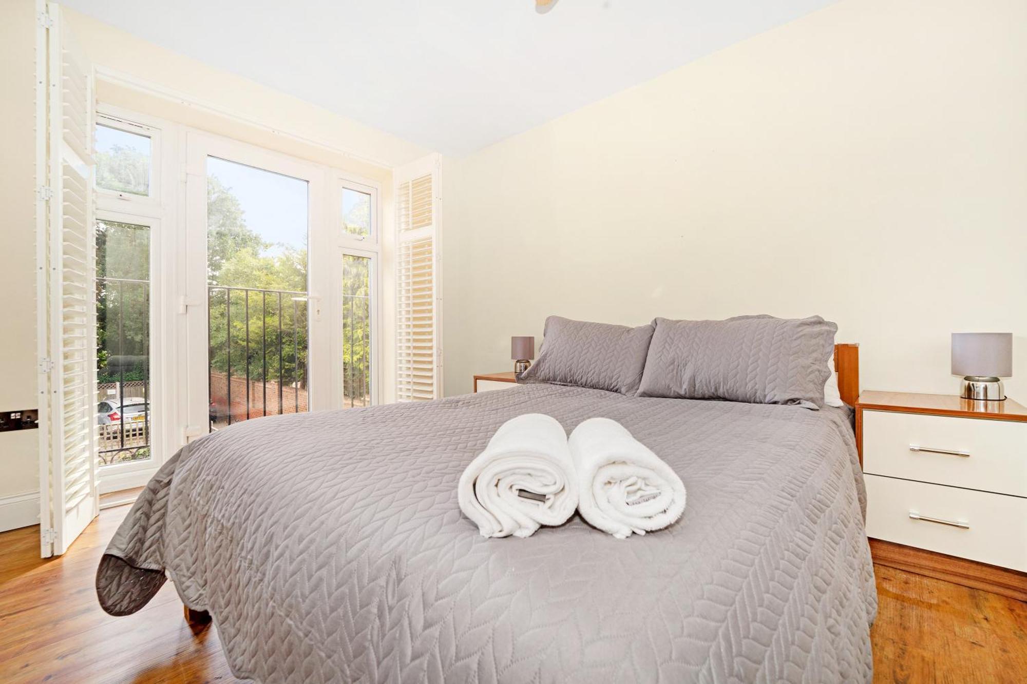 Kempton Park Views -two Double Bedroom Luxury Apartment Sunbury-on-Thames