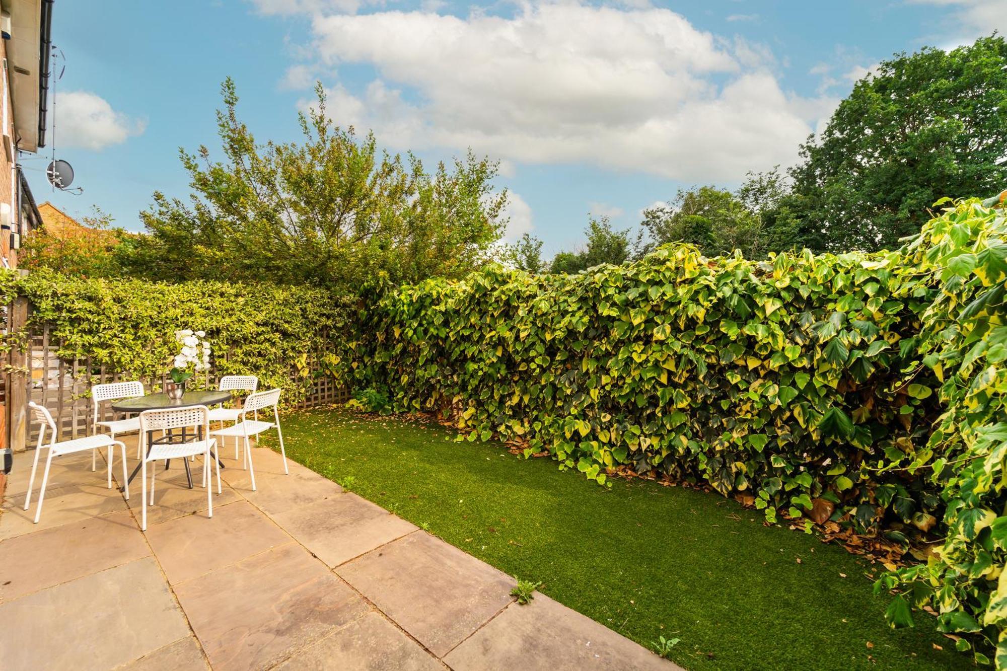 Kempton Park Views -two Double Bedroom Luxury Sunbury-on-Thames